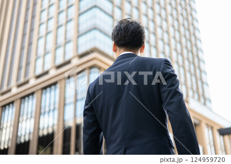 オフィス街を歩くビジネスマン 124959720