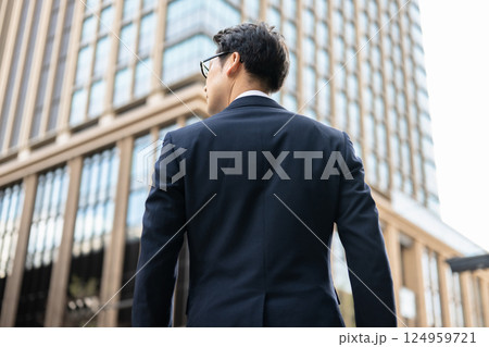 オフィス街を歩くビジネスマン オフィス街を歩くビジネスマン 124959721