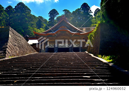 中国地方・大山隠岐国立公園・大神山神社奥宮、門から見上げる、威厳を感じる本殿・鳥取県大山町(2) 中国地方・大山隠岐国立公園・大神山神社奥宮、門から見上げる、威厳を感じる本殿・鳥取県大山町(2) 124960032