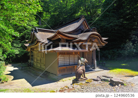 中国地方・大山隠岐国立公園・大神山神社奥宮、本殿の隣に鎮座する下山神社と石狐・鳥取県大山町(1) 124960536