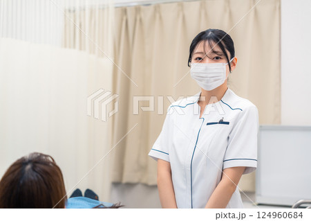 歯医者さんで働く歯科衛生士の女性 歯医者さんで働く歯科衛生士の女性 124960684