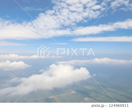 雲の上の風景。飛行機から見る景色。 124960911
