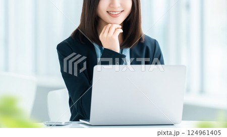 デスクワークをする女性・ビジネスウーマン デスクワークをする女性・ビジネスウーマン 124961405