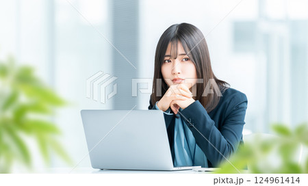 考えごとをする女性・ビジネスウーマン 考えごとをする女性・ビジネスウーマン 124961414