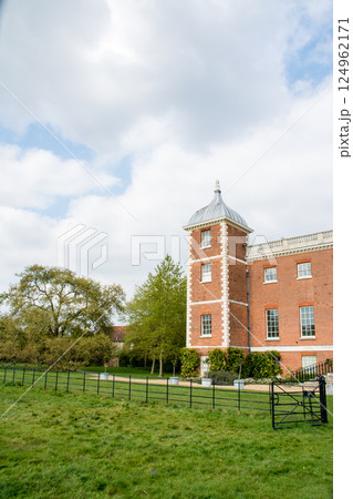 青空の下の広々とした公園に建てられた赤レンガの歴史的な建物　ロンドン郊外のオスタリー・パークにて 124962171