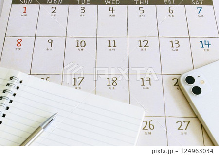 ペンとノートとカレンダー　スケジュール管理 124963034