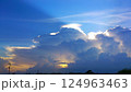 雲の隙間から差し込む太陽の光 124963463