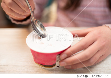 アイスクリームを食べる女の子の手 アイスクリームを食べる女の子の手 124963922