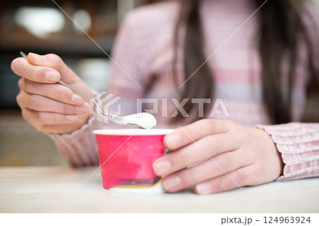 アイスクリームを食べる女の子の手 アイスクリームを食べる女の子の手 124963924