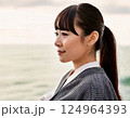 ポニーテールの女性の横顔 124964393
