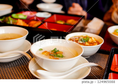 中国料理レストランのランチセット 中華粥のクローズアップ 中国料理レストランのランチセット 中華粥のクローズアップ 124965088