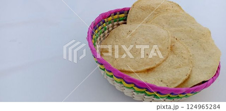 メキシコ料理　かわいい籠に入れたトスターダ5枚　（コピースペース、白バック） 124965284