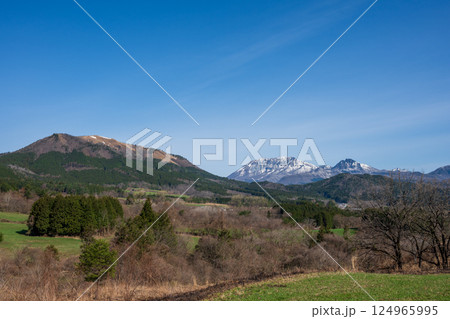 日本の岡山県真庭市の蒜山高原の美しい春の風景 124965995