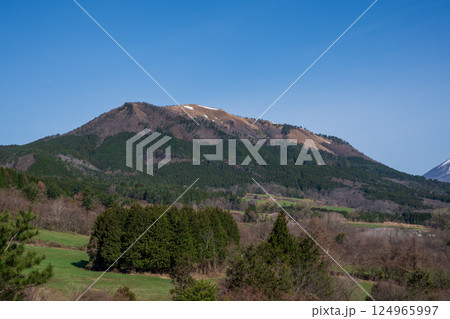 日本の岡山県真庭市の蒜山高原の美しい春の風景 日本の岡山県真庭市の蒜山高原の美しい春の風景 124965997