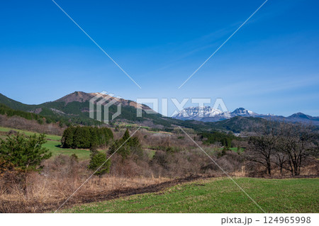 日本の岡山県真庭市の蒜山高原の美しい春の風景 124965998