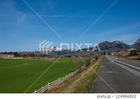日本の岡山県真庭市の蒜山高原の美しい春の風景 日本の岡山県真庭市の蒜山高原の美しい春の風景 124966002