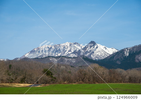 日本の岡山県真庭市の蒜山高原の美しい春の風景 日本の岡山県真庭市の蒜山高原の美しい春の風景 124966009