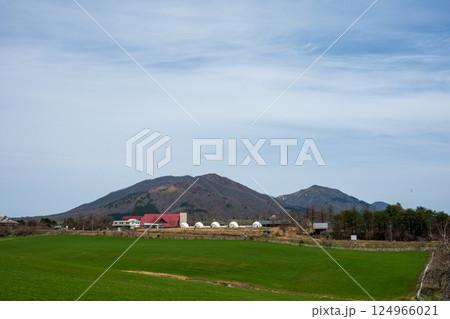 日本の岡山県真庭市の蒜山高原の美しい春の風景 124966021
