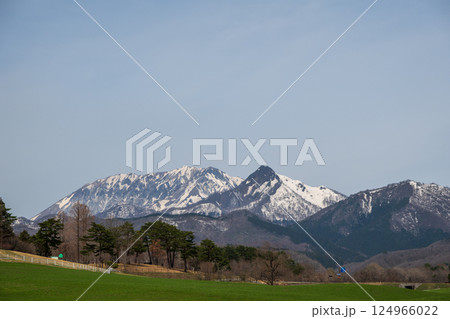 日本の岡山県真庭市の蒜山高原の美しい春の風景 日本の岡山県真庭市の蒜山高原の美しい春の風景 124966022