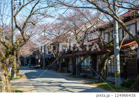 日本の岡山県新庄村の春の美しい風景 日本の岡山県新庄村の春の美しい風景 124966438