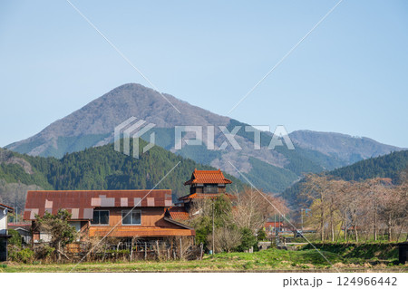 日本の岡山県新庄村の春の美しい風景 124966442