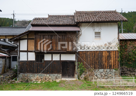 日本の岡山県真庭市の美甘宿の美しい春の風景と古い建物 日本の岡山県真庭市の美甘宿の美しい春の風景と古い建物 124966519