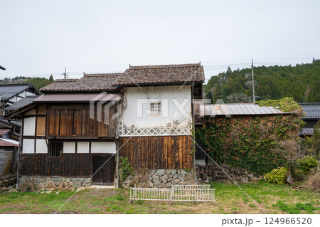 日本の岡山県真庭市の美甘宿の美しい春の風景と古い建物 日本の岡山県真庭市の美甘宿の美しい春の風景と古い建物 124966520