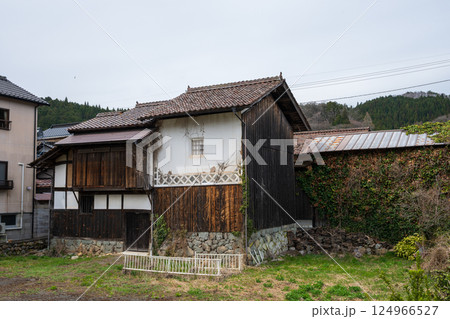 日本の岡山県真庭市の美甘宿の美しい春の風景と古い建物 日本の岡山県真庭市の美甘宿の美しい春の風景と古い建物 124966527