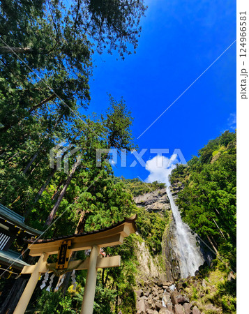 青空と鳥居と滝 青空と鳥居と滝 124966581