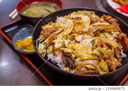 日本の岡山県真庭市の蒜山高原のとても美味しいホルモン丼 124966673