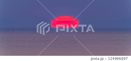 屏風岩展望台から見た日本海に沈む家のような形のダルマ夕日のパノラマ情景 屏風岩展望台から見た日本海に沈む家のような形のダルマ夕日のパノラマ情景 124966897