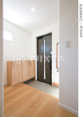 住宅イメージ　新築住宅のきれいな玄関 124966928