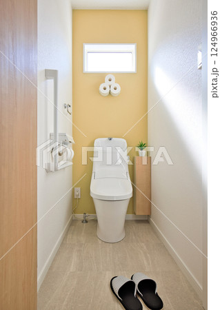 住宅イメージ　新築住宅　清潔感のある明るいタンク式トイレ 124966936