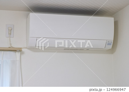部屋の天井に設置されたエアコン 124966947