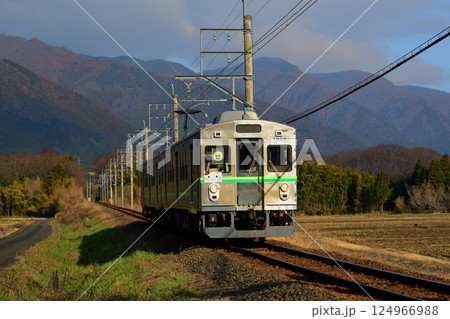 田園を走る古い電車 田園を走る古い電車 124966988