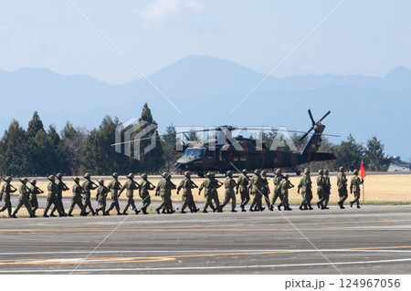 UH-60J救難ヘリコプター訓練飛行(陸上自衛隊第12旅団 相馬原駐屯地記念行事) UH-60J救難ヘリコプター訓練飛行(陸上自衛隊第12旅団 相馬原駐屯地記念行事) 124967056
