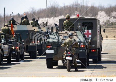 観閲式での自衛隊車両(陸上自衛隊第12旅団　相馬原駐屯地記念行事) 124967058