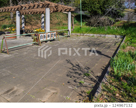 公園の自転車置き場とそれを示す看板 公園の自転車置き場とそれを示す看板 124967132