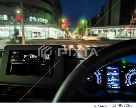 夜の都会を走る自動車の運転席　ドライブイメージ 124967260