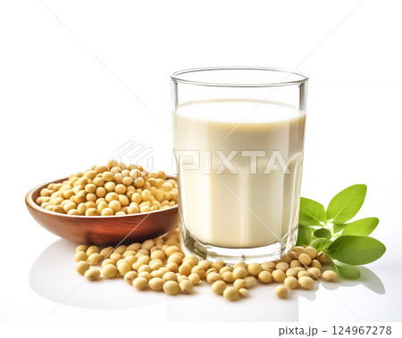 グラスに入った豆乳と大豆のイメージ素材 124967278