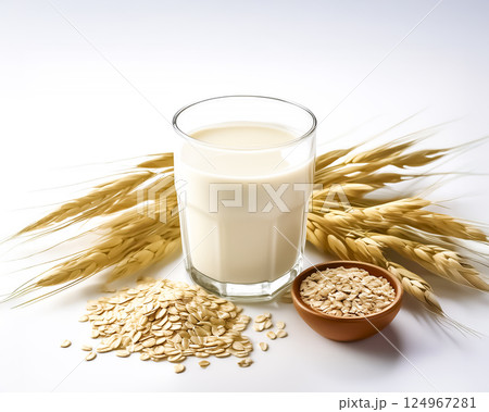 グラスに入ったオーツミルクとアーモンドの実のイメージ素材 124967281