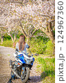 瀬又の桜とバイクと女性の風景 瀬又の桜とバイクと女性の風景 124967360