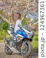 瀬又の桜とバイクと女性の風景 瀬又の桜とバイクと女性の風景 124967361