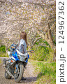 瀬又の桜とバイクと女性の風景 瀬又の桜とバイクと女性の風景 124967362