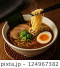 醤油ラーメンを箸で摘む 124967382