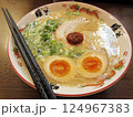 醤油ラーメンに入れられたチャーシュー 124967383