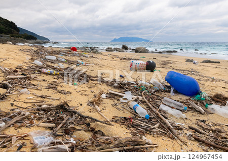 漂着ゴミ困ったな　屋久島海亀産卵地　永田いなか浜(冬 124967454