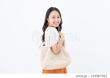 若い女性のポートレート 124967461
