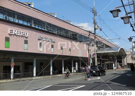阪急京都線の高槻市駅、商業施設を併設した「EMIRU高槻」ビル 124967510