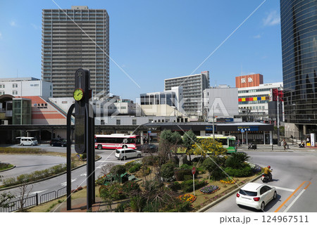 JR高槻駅(JR西日本)と、南口の駅前ロータリー JR高槻駅(JR西日本)と、南口の駅前ロータリー 124967511